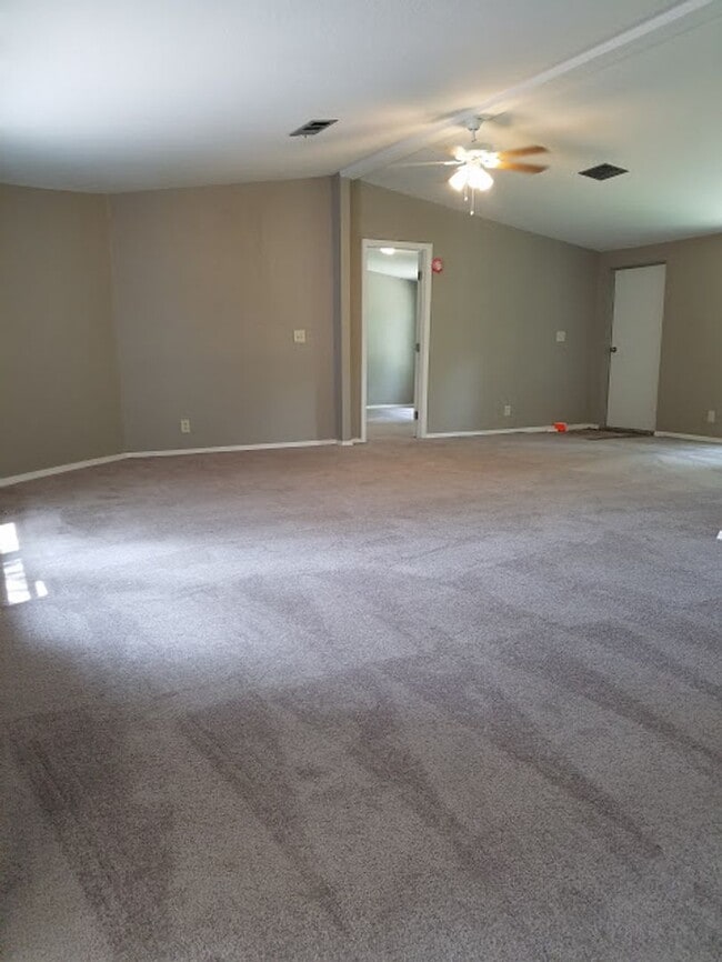 Building Photo - 3 Bed 2 Bath Bring your horses or livestock, the property is zoned agriculture