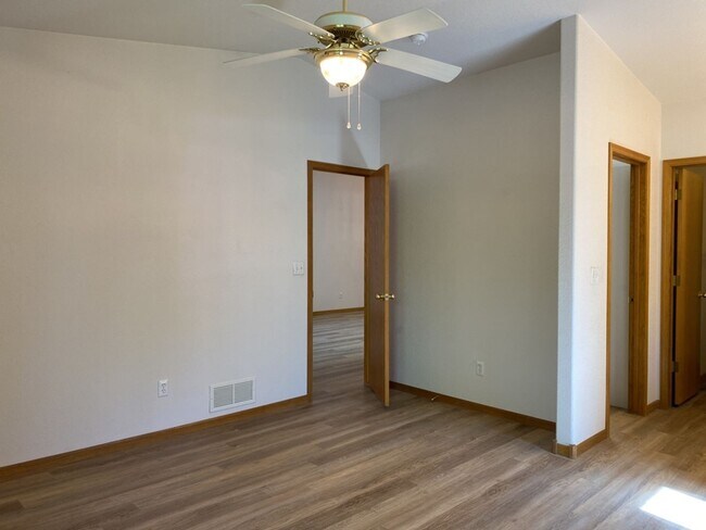 Building Photo - 2325 Northbrook Dr