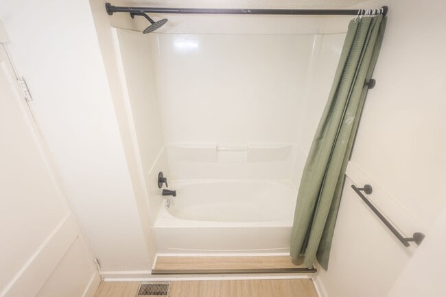 Building Photo - 3 bedroom 2 bathroom single family home | section 8 and EDEN welcomed