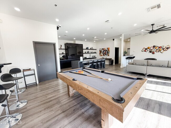 Building Photo - 920 E Devonshire Ave