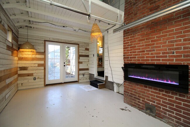 Building Photo - Spectacular 3 Bed English Tudor in the Per...