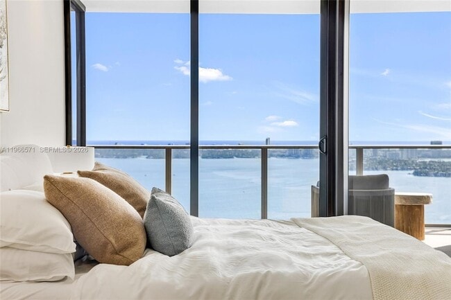 Building Photo - 700 NE 24th St