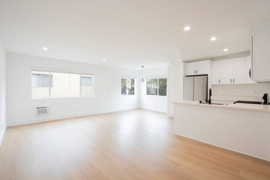 Interior Photo - 937 N Orange Grove Ave