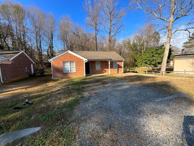 Building Photo - Ready to view! 3 bedroom, 2 bath Brick home in High Point near I-74