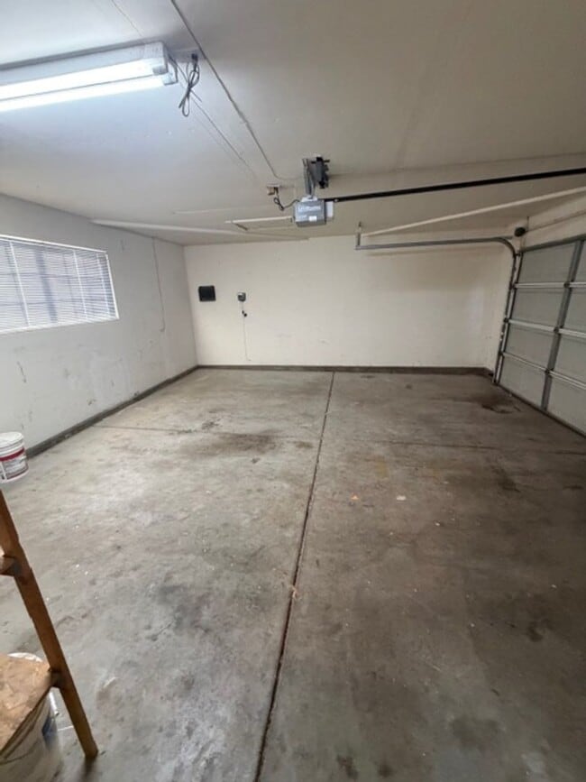 Building Photo - 7585 Twin Oaks Ave