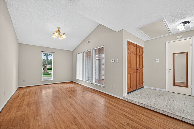 Building Photo - 2042 Hilton Head Dr