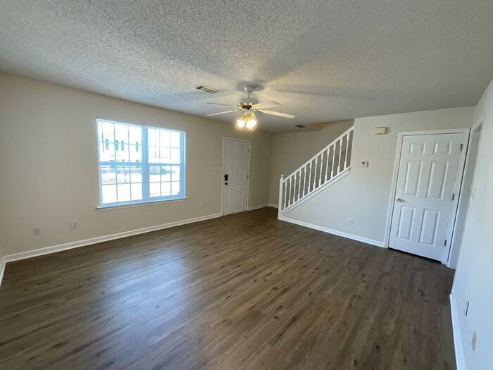 Building Photo - 1608 Hallmark Hills Dr