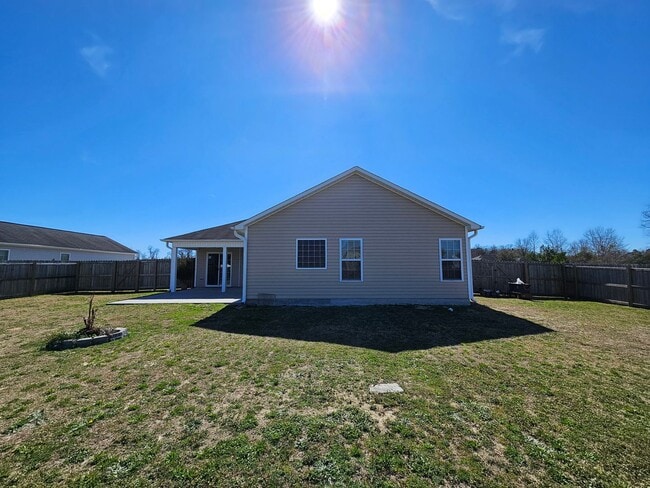 Building Photo - Spacious 3 Bedroom 2 Bathroom Home on Half...
