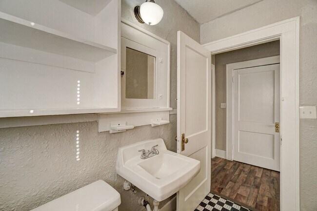 Building Photo - Cozy 1-Bedroom Home with W/D Connections Near Scissortail Park & Wheeler District!