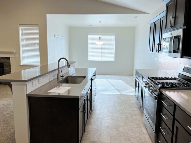 Building Photo - Beautiful, 3 bed 2 bath home close to lake...