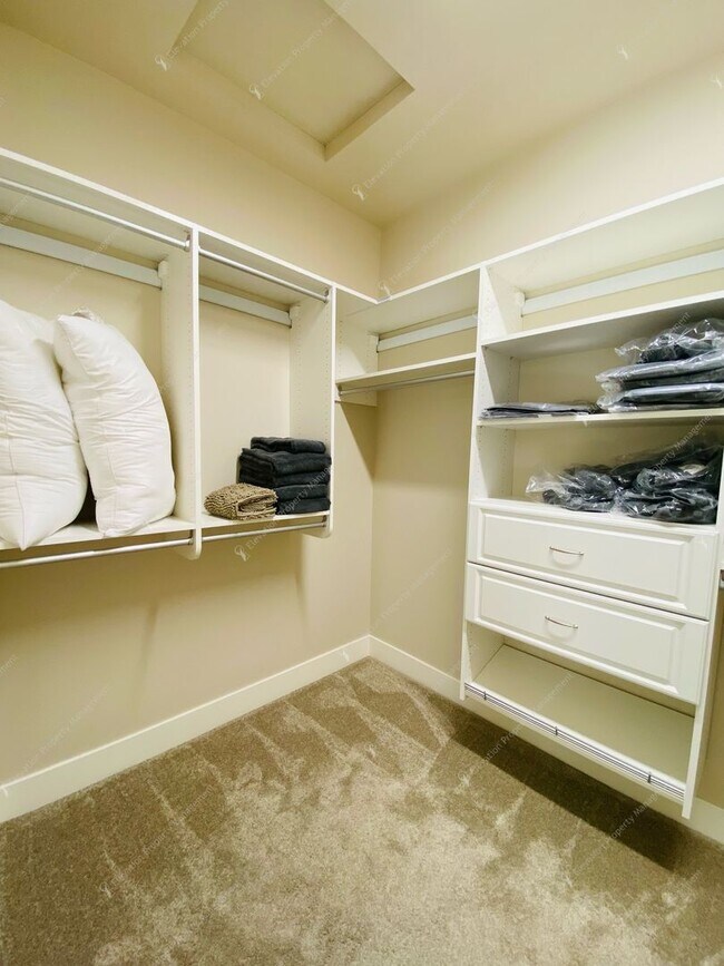 Building Photo - Luxury Single-Level 3BR - 3.5BA Living in Tetherow