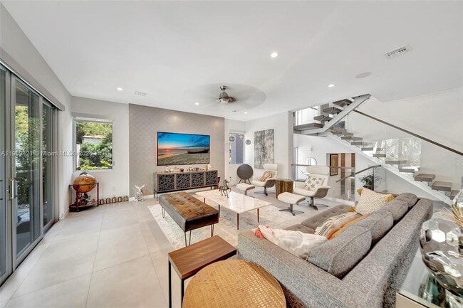 Building Photo - 544 N Victoria Park Rd