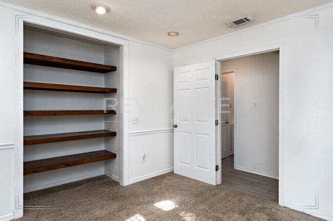 Building Photo - Immaculate 3BR / 2BA Home in Carriage Hills