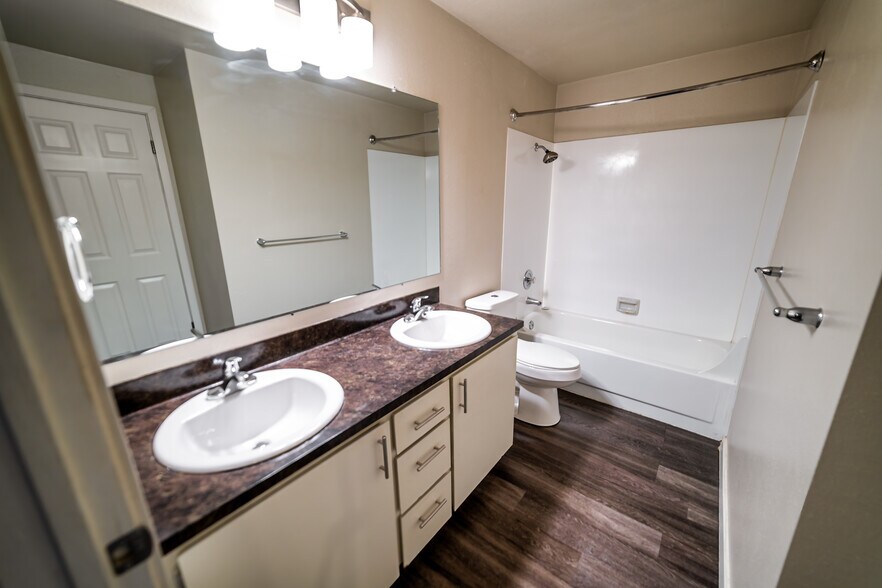 Two sinks, full-sized tub/shower - 12817 4th Dr SE