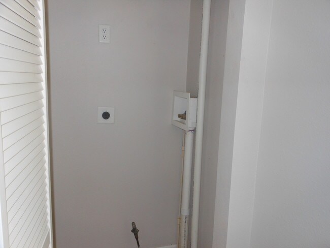 Building Photo - 130 School St