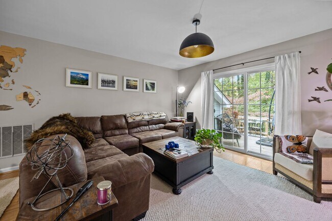 Building Photo - Adorable End-Unit Townhome in Desirable No...