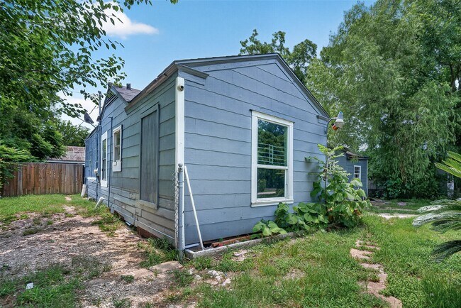 Building Photo - 4118 Sunflower St