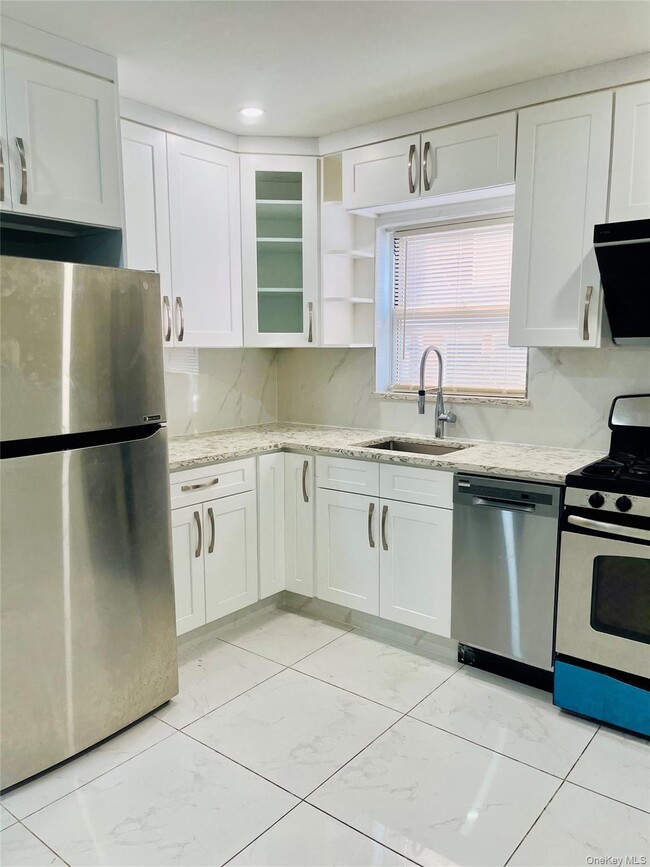 Building Photo - 15-42-42 Utopia Pkwy