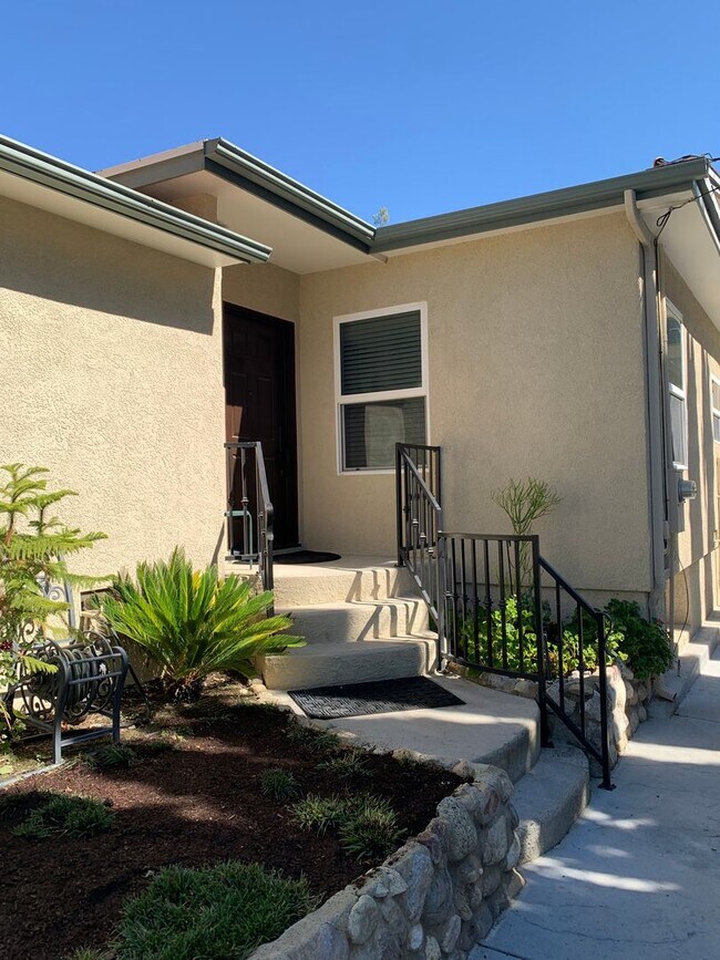 Building Photo - Charming 3+1 Canyon Country Cutie Nestled in the Hills!