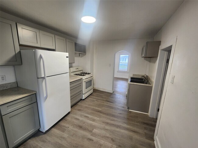 Building Photo - 28 Mather St