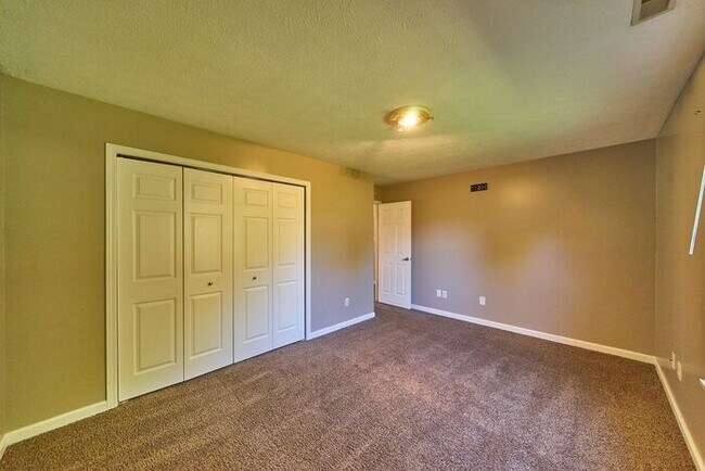 Building Photo - 3 Bedroom 2 Full Bath In Peaceful Franklin...