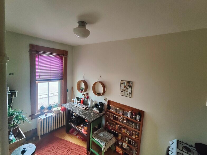 Building Photo - 228 E 8th St