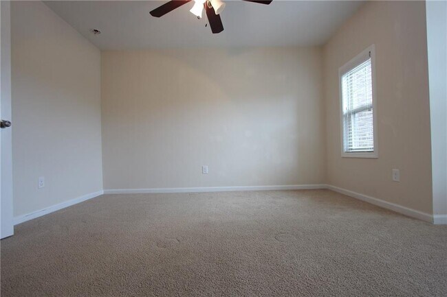 Building Photo - 2132 Greencrest Cir
