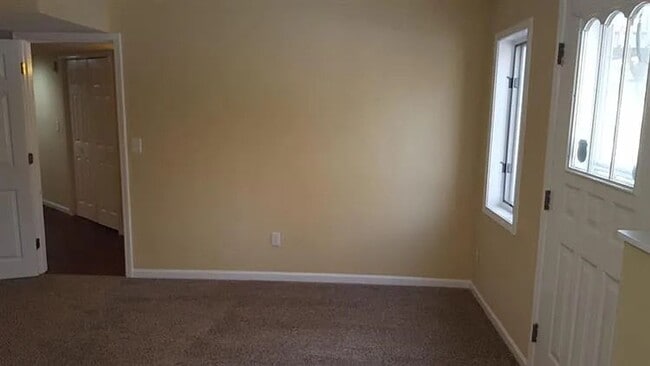 Building Photo - 4 bed/ 2.5 baths Single Family Home