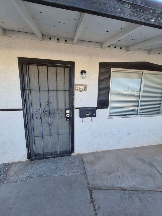 Building Photo - Large 4 Bed 2 Bath House