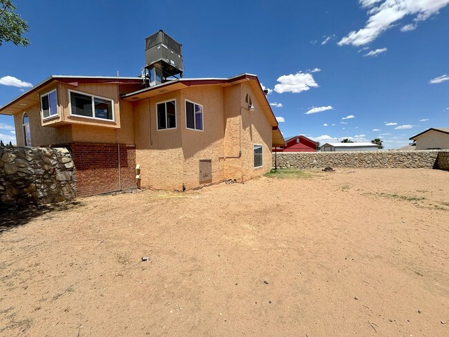 Building Photo - Northeast El Paso 3 Bed Refrig A/C split T...