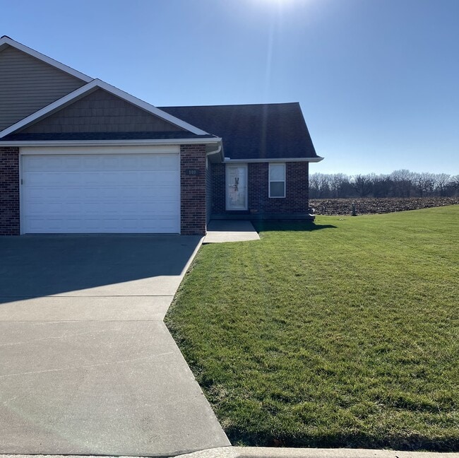 Duplex entrance and garage - 109 Scenic Dr