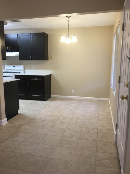 Open breakfast area - 412 Parkhill Cv