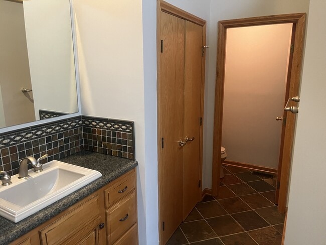 Building Photo - 180 Eleanor Dr