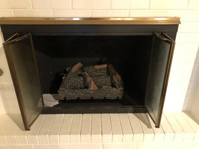 Gas log fireplace - 9633 Chukar Cir