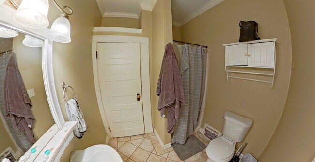 Building Photo - Large House with 2 Kitchens & 2 Living Rooms + Off-Street Parking! Available August 1st!