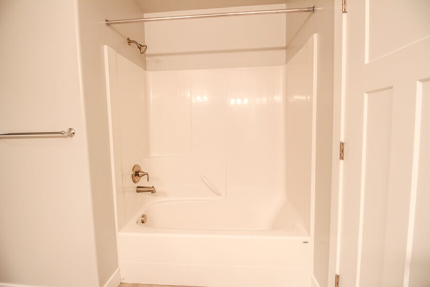 Master bathroom tub/shower combo - 4901 W Spire Way