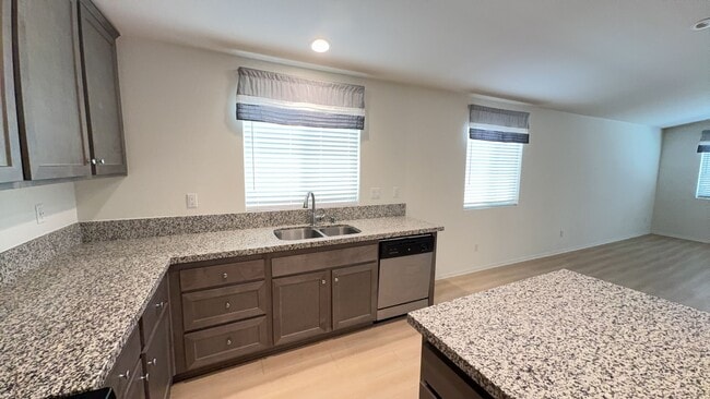 Building Photo - 4 BEDROOM, 3 BATH VICTORVILLE HOME