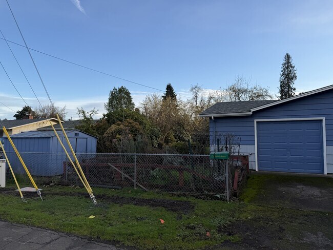 Building Photo - 3525 River Rd