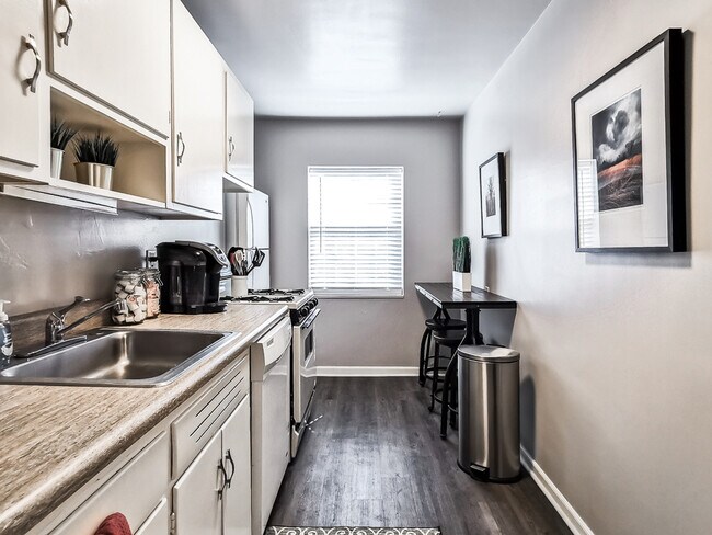 Building Photo - 1207 W 45th St