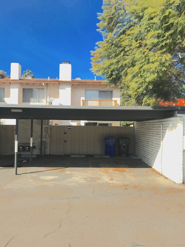 Building Photo - M/I SPECIAL - Remodeled Townhome in Point ...