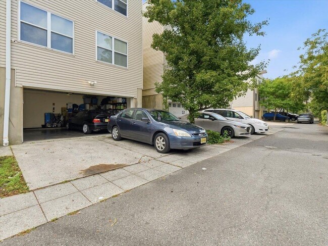 Building Photo - 374 Sip Ave