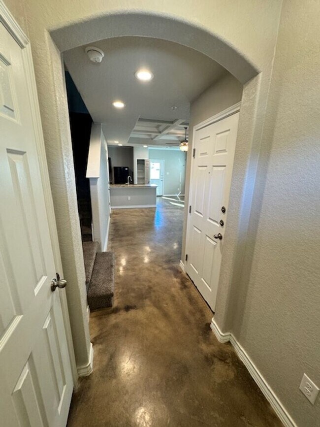 Building Photo - Elegant Townhome Ready for Move In - 3 BR 2.5 Bath - NE San Antonio (in Selma)