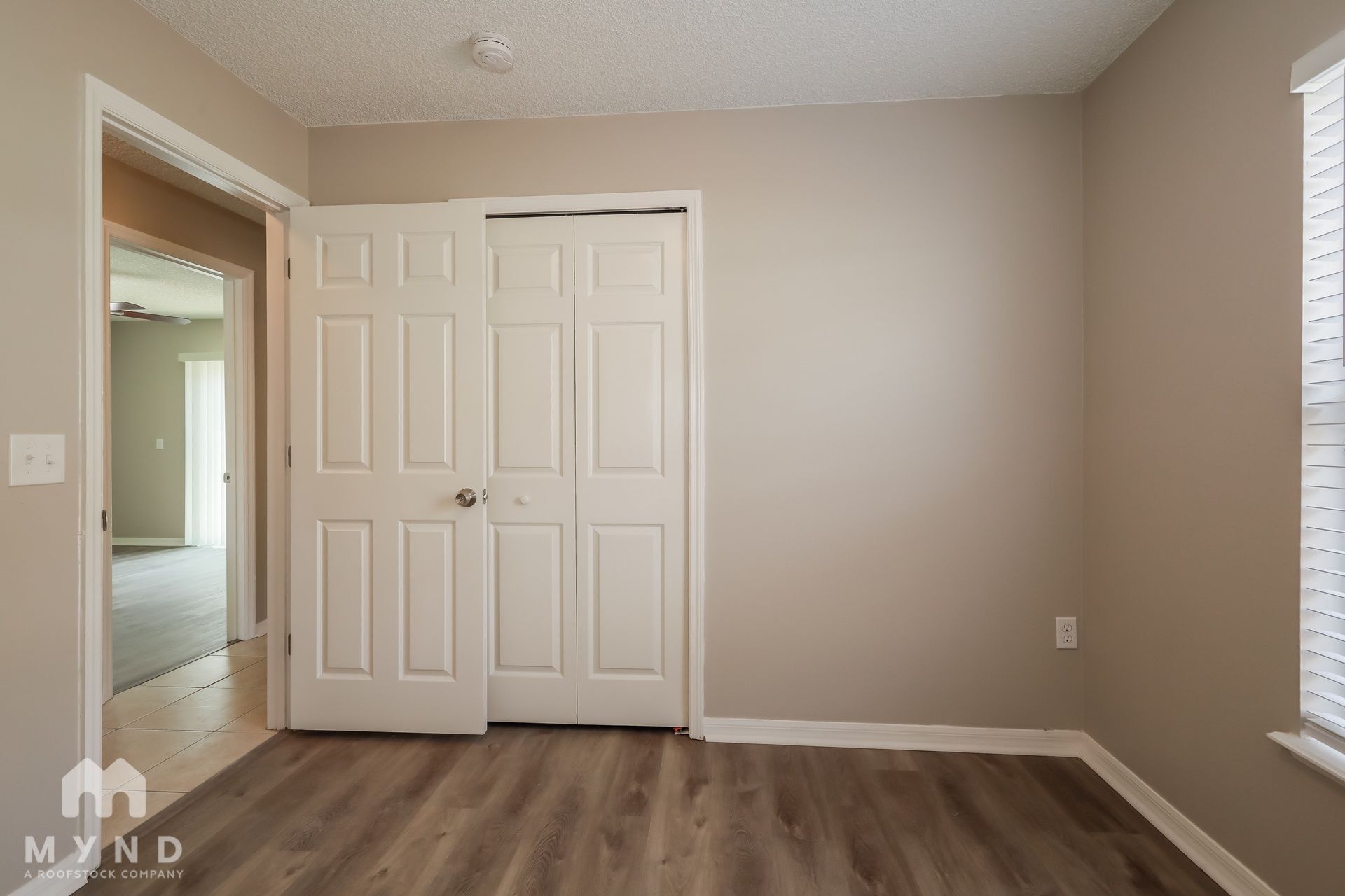 Building Photo - 5704 English Oak Dr S