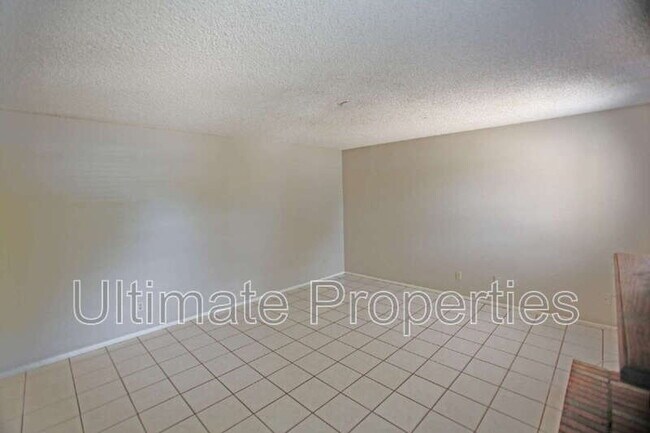 Building Photo - 2808 W Orangewood Ave