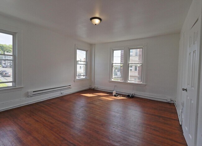 Building Photo - 215 Willow St