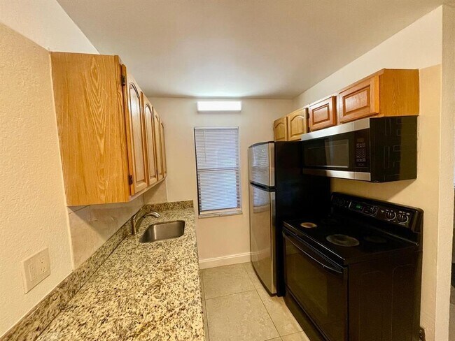 Building Photo - 601 NE 29th Dr