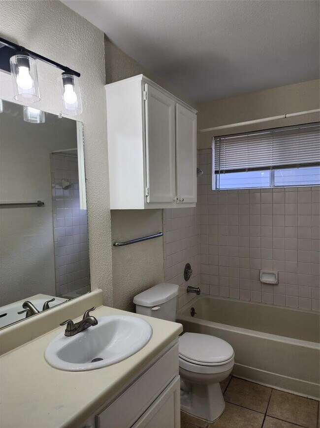 Building Photo - 502 Burlwood Ct
