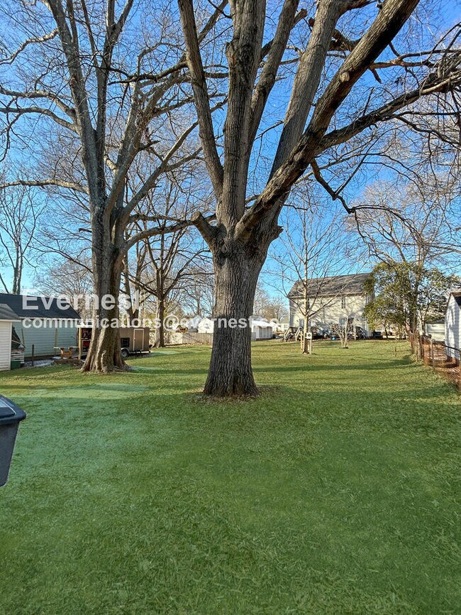 Building Photo - 3 Bed/2.5 Bath Home with Off-Street Parking / Pet-Friendly / Vouchers Accepted