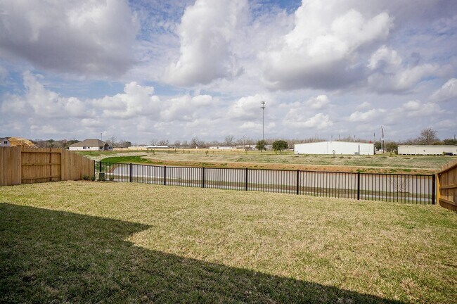 Building Photo - 1234 Oak Barrel Run