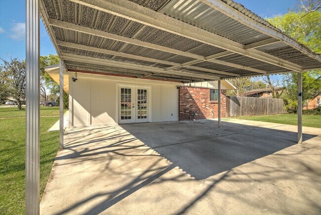 Building Photo - 501 Ladd St